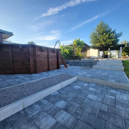 Chalupa Oslany * Oslany